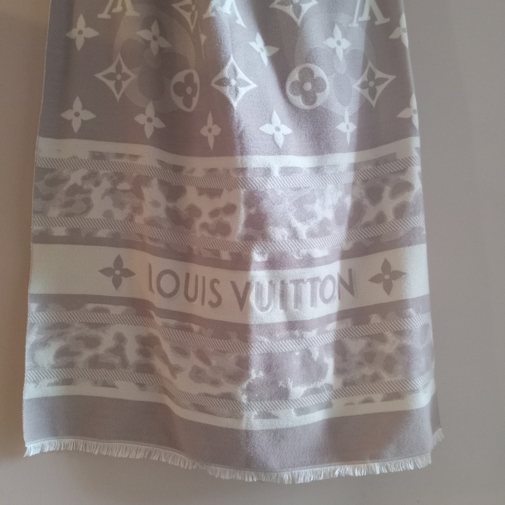 lv scarf!